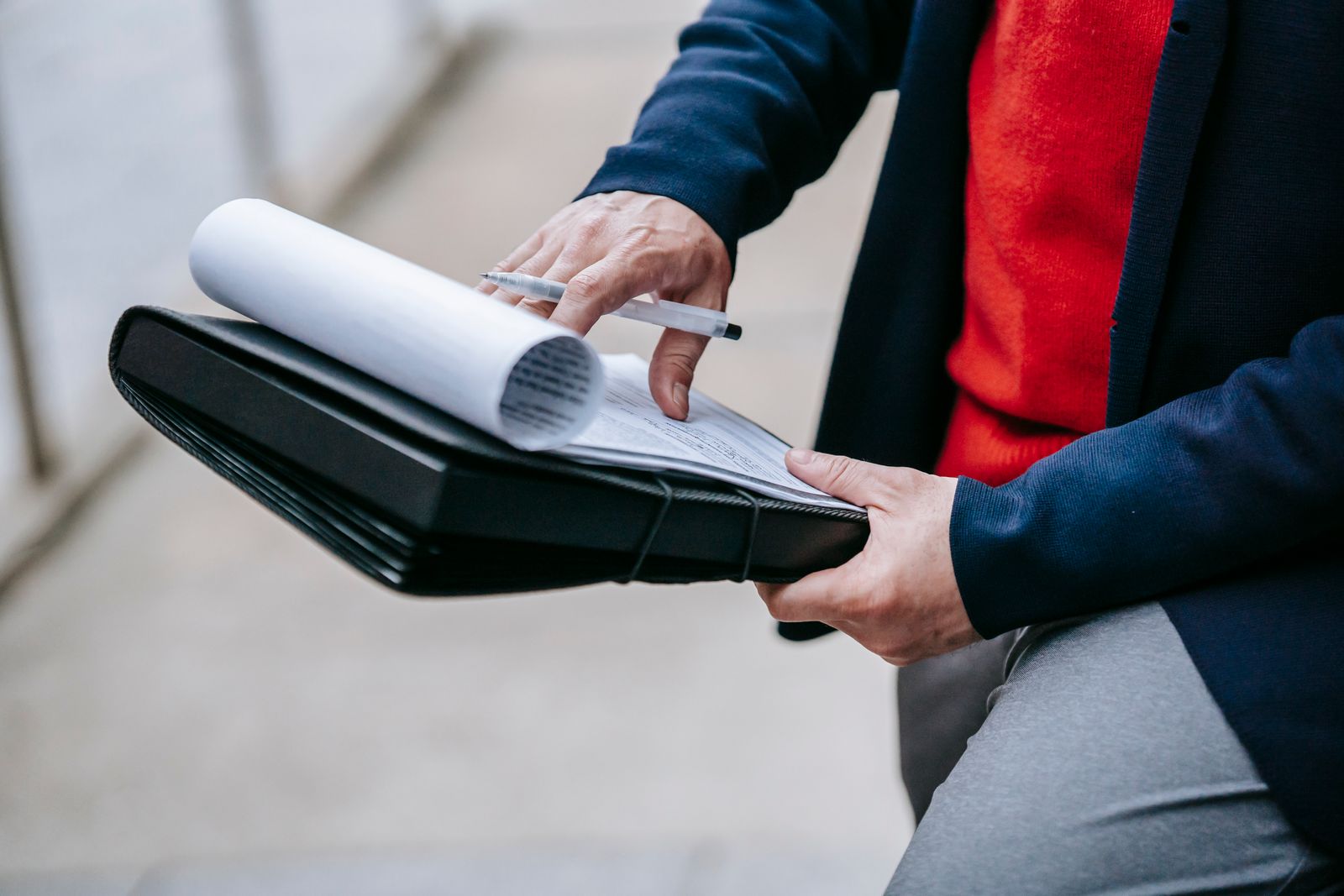 Personne avec un dossier de documents